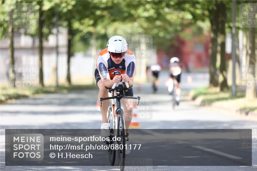 11.08.2024 - GEWOBA Citytriathlon Bremen H.Heesch http://msf.ph/oto/6801177 11.08.2024 12:01:01 Laufen  meine-sportfotos.de