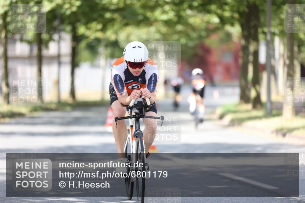 11.08.2024 - GEWOBA Citytriathlon Bremen H.Heesch http://msf.ph/oto/6801179 11.08.2024 12:01:01 Laufen  meine-sportfotos.de
