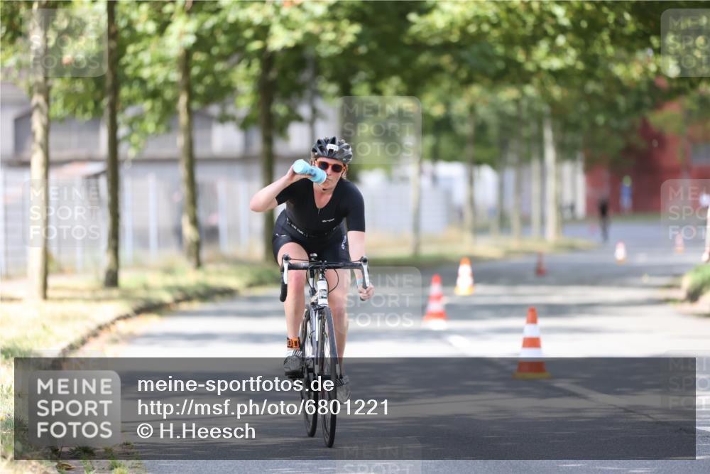11.08.2024 - GEWOBA Citytriathlon Bremen H.Heesch http://msf.ph/oto/6801221 11.08.2024 12:01:10 Laufen  meine-sportfotos.de