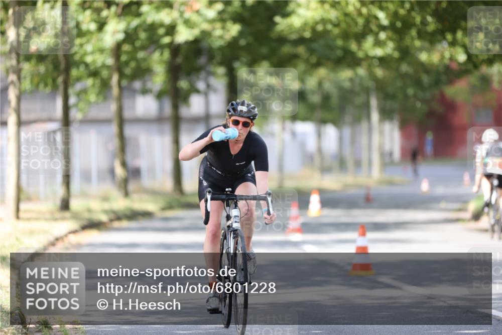 11.08.2024 - GEWOBA Citytriathlon Bremen H.Heesch http://msf.ph/oto/6801228 11.08.2024 12:01:10 Laufen  meine-sportfotos.de