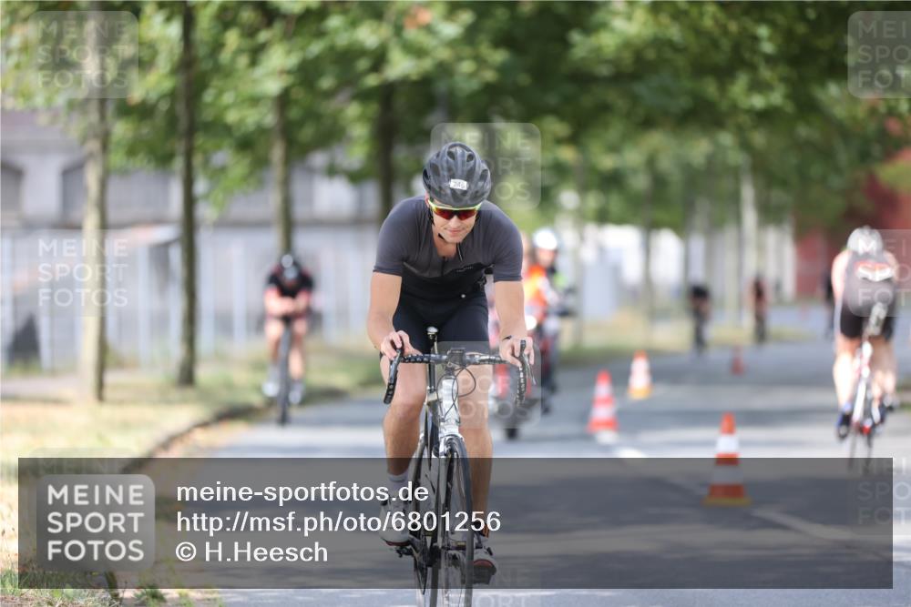 11.08.2024 - GEWOBA Citytriathlon Bremen H.Heesch http://msf.ph/oto/6801256 11.08.2024 12:01:23 Laufen  meine-sportfotos.de