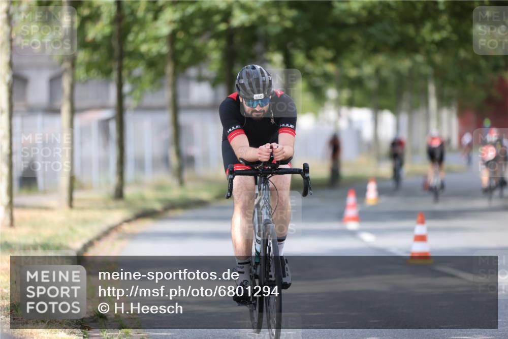 11.08.2024 - GEWOBA Citytriathlon Bremen H.Heesch http://msf.ph/oto/6801294 11.08.2024 12:01:25 Laufen  meine-sportfotos.de