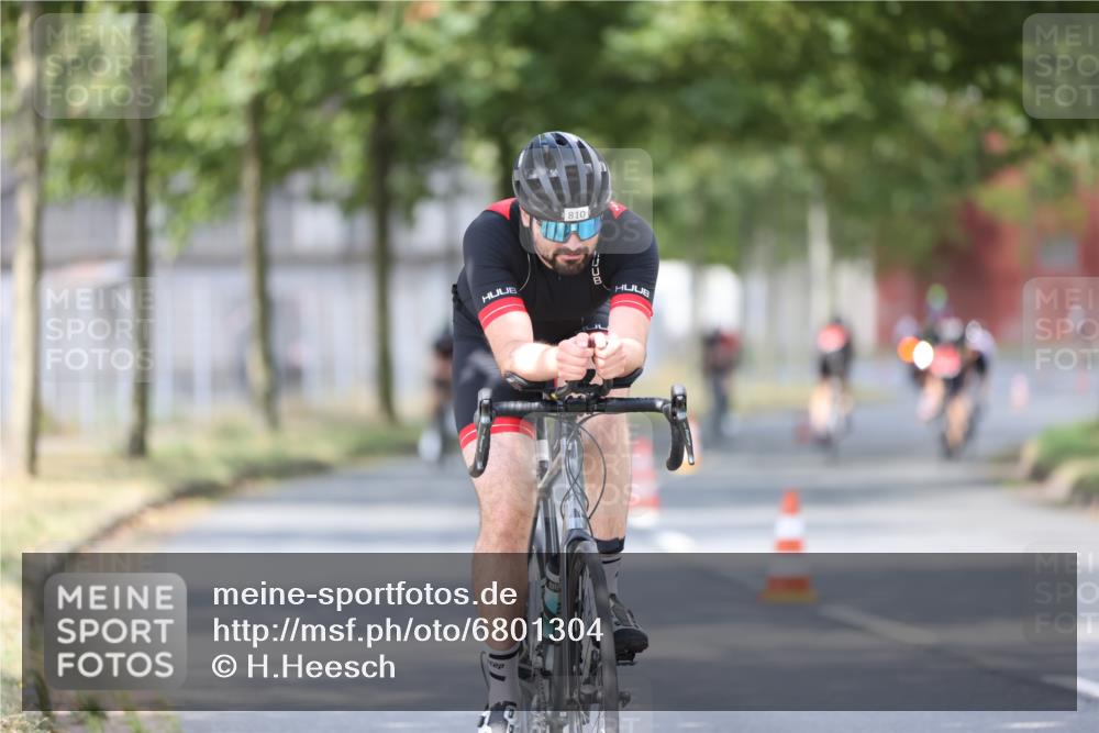 11.08.2024 - GEWOBA Citytriathlon Bremen H.Heesch http://msf.ph/oto/6801304 11.08.2024 12:01:26 Laufen  meine-sportfotos.de