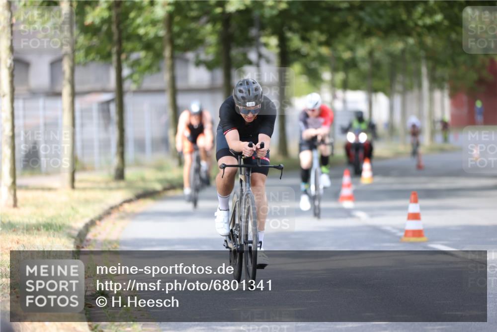 11.08.2024 - GEWOBA Citytriathlon Bremen H.Heesch http://msf.ph/oto/6801341 11.08.2024 12:01:30 Laufen  meine-sportfotos.de