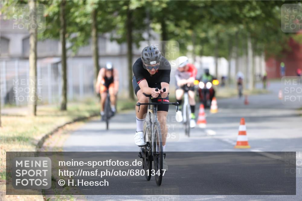 11.08.2024 - GEWOBA Citytriathlon Bremen H.Heesch http://msf.ph/oto/6801347 11.08.2024 12:01:30 Laufen  meine-sportfotos.de