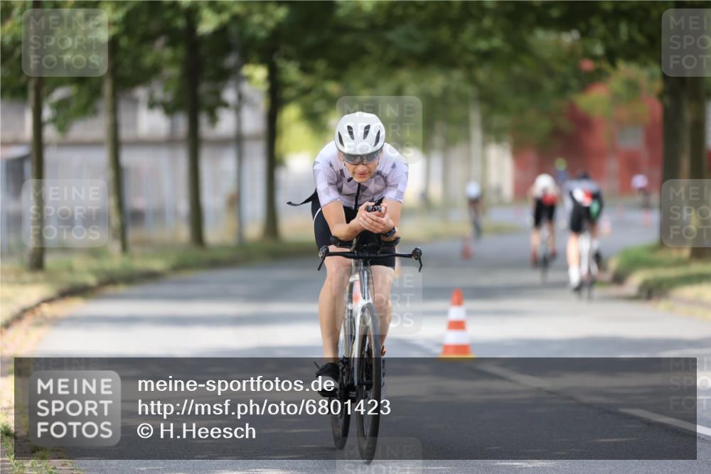 11.08.2024 - GEWOBA Citytriathlon Bremen H.Heesch http://msf.ph/oto/6801423 11.08.2024 12:01:37 Laufen  meine-sportfotos.de