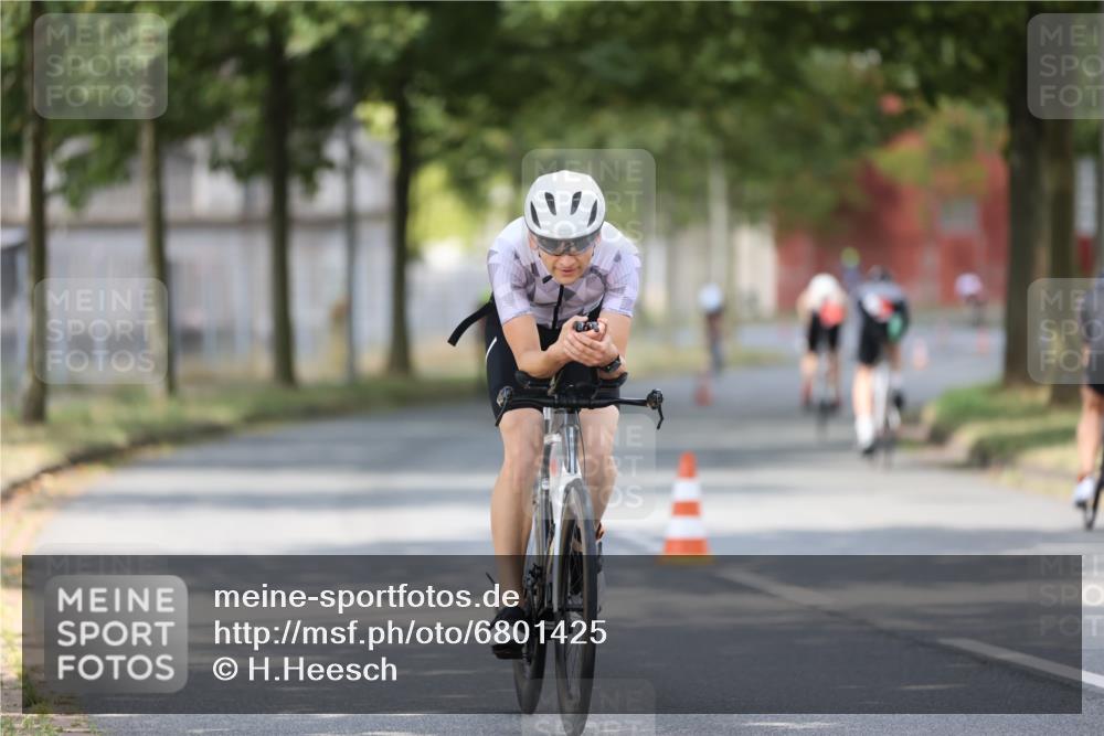 11.08.2024 - GEWOBA Citytriathlon Bremen H.Heesch http://msf.ph/oto/6801425 11.08.2024 12:01:37 Laufen  meine-sportfotos.de