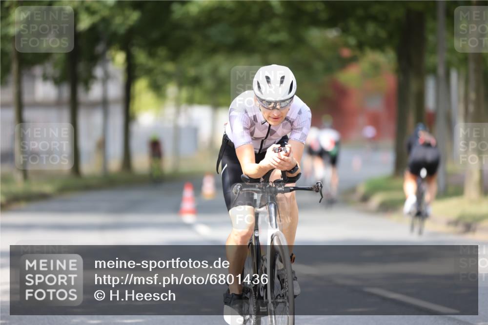 11.08.2024 - GEWOBA Citytriathlon Bremen H.Heesch http://msf.ph/oto/6801436 11.08.2024 12:01:37 Laufen  meine-sportfotos.de