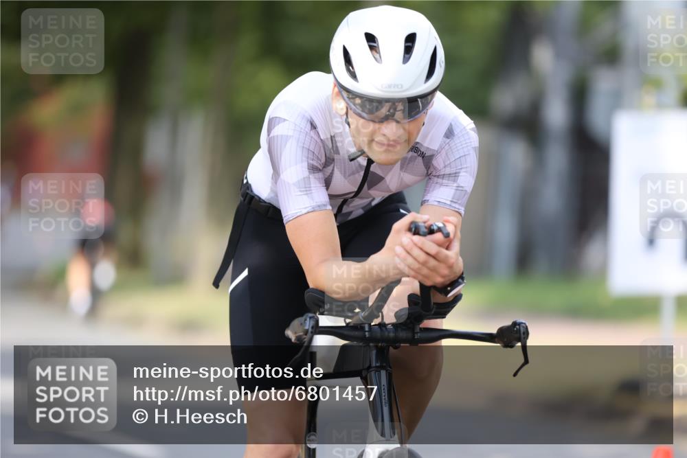 11.08.2024 - GEWOBA Citytriathlon Bremen H.Heesch http://msf.ph/oto/6801457 11.08.2024 12:01:38 Laufen  meine-sportfotos.de