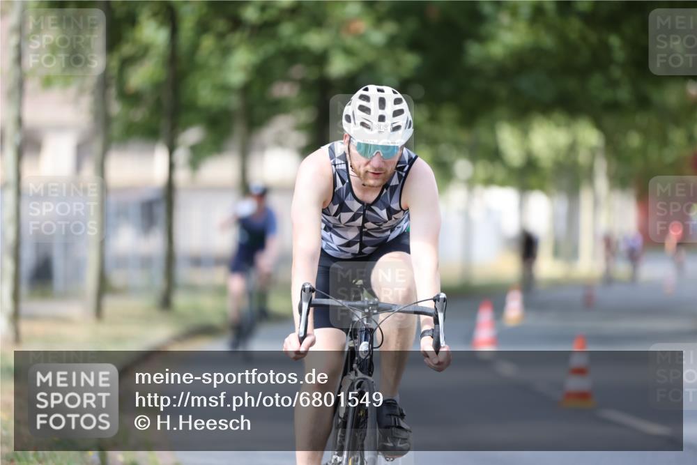 11.08.2024 - GEWOBA Citytriathlon Bremen H.Heesch http://msf.ph/oto/6801549 11.08.2024 12:01:58 Laufen  meine-sportfotos.de