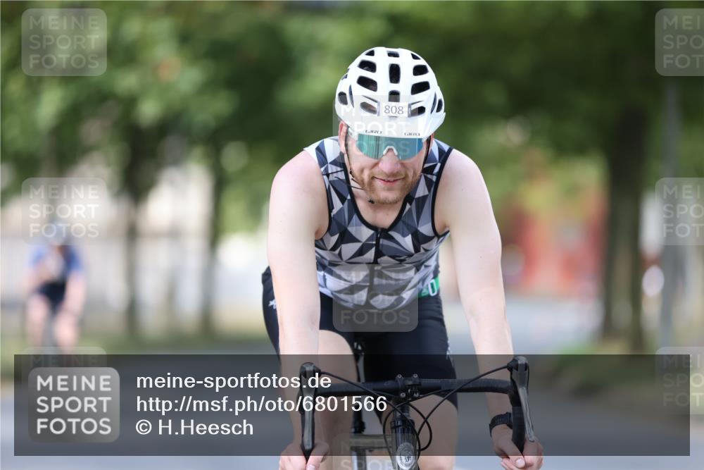 11.08.2024 - GEWOBA Citytriathlon Bremen H.Heesch http://msf.ph/oto/6801566 11.08.2024 12:01:59 Laufen  meine-sportfotos.de