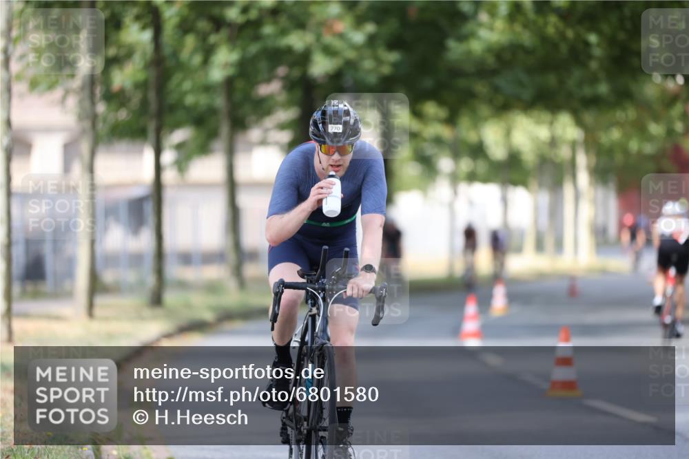 11.08.2024 - GEWOBA Citytriathlon Bremen H.Heesch http://msf.ph/oto/6801580 11.08.2024 12:02:01 Laufen  meine-sportfotos.de