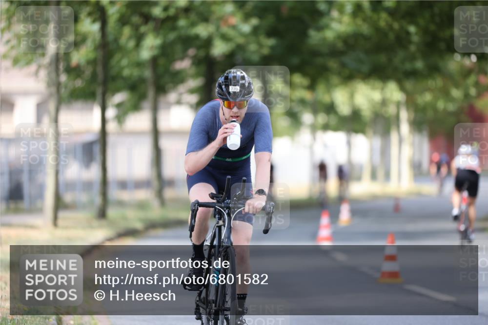 11.08.2024 - GEWOBA Citytriathlon Bremen H.Heesch http://msf.ph/oto/6801582 11.08.2024 12:02:01 Laufen  meine-sportfotos.de