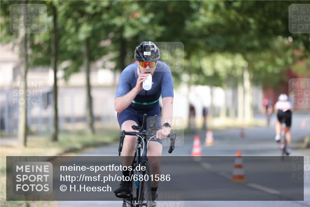11.08.2024 - GEWOBA Citytriathlon Bremen H.Heesch http://msf.ph/oto/6801586 11.08.2024 12:02:01 Laufen  meine-sportfotos.de