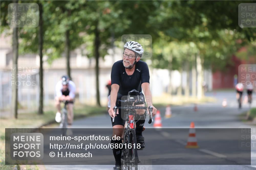11.08.2024 - GEWOBA Citytriathlon Bremen H.Heesch http://msf.ph/oto/6801618 11.08.2024 12:02:07 Laufen  meine-sportfotos.de