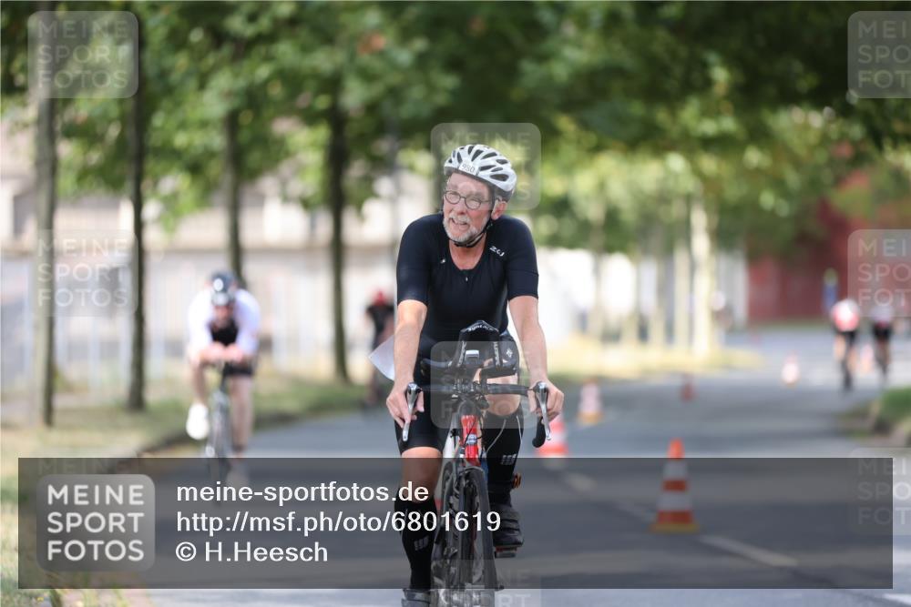 11.08.2024 - GEWOBA Citytriathlon Bremen H.Heesch http://msf.ph/oto/6801619 11.08.2024 12:02:07 Laufen  meine-sportfotos.de
