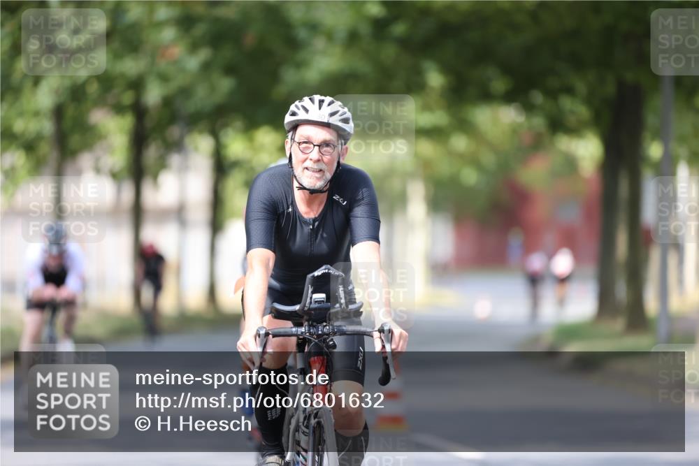 11.08.2024 - GEWOBA Citytriathlon Bremen H.Heesch http://msf.ph/oto/6801632 11.08.2024 12:02:07 Laufen  meine-sportfotos.de