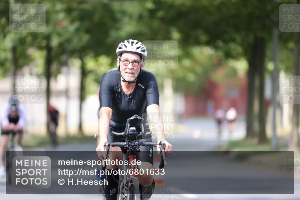 11.08.2024 - GEWOBA Citytriathlon Bremen H.Heesch http://msf.ph/oto/6801633 11.08.2024 12:02:08 Laufen  meine-sportfotos.de