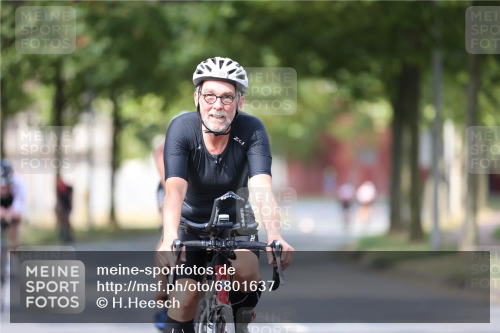 11.08.2024 - GEWOBA Citytriathlon Bremen H.Heesch http://msf.ph/oto/6801637 11.08.2024 12:02:08 Laufen  meine-sportfotos.de
