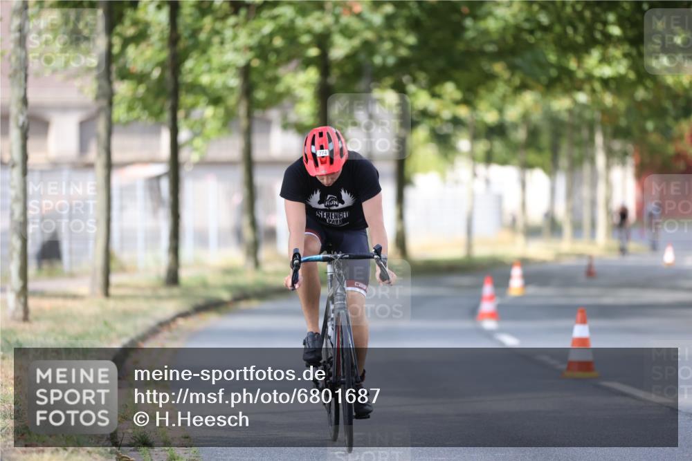 11.08.2024 - GEWOBA Citytriathlon Bremen H.Heesch http://msf.ph/oto/6801687 11.08.2024 12:02:12 Laufen  meine-sportfotos.de