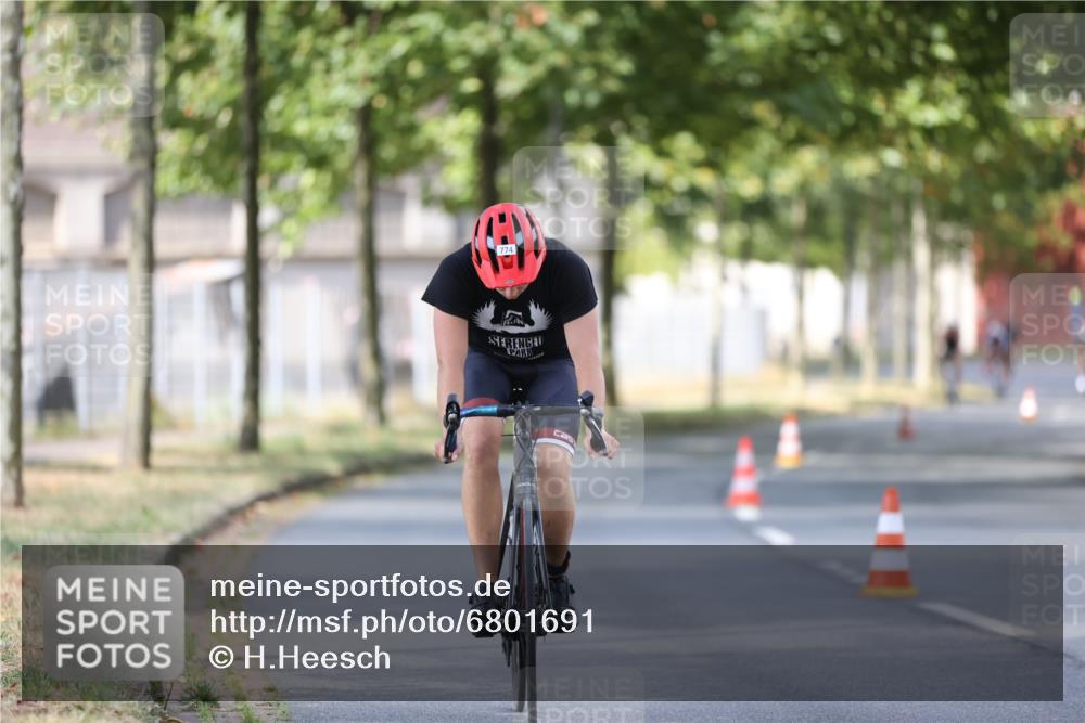 11.08.2024 - GEWOBA Citytriathlon Bremen H.Heesch http://msf.ph/oto/6801691 11.08.2024 12:02:12 Laufen  meine-sportfotos.de