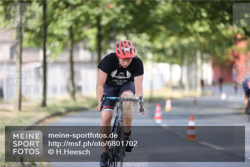 11.08.2024 - GEWOBA Citytriathlon Bremen H.Heesch http://msf.ph/oto/6801702 11.08.2024 12:02:12 Laufen  meine-sportfotos.de