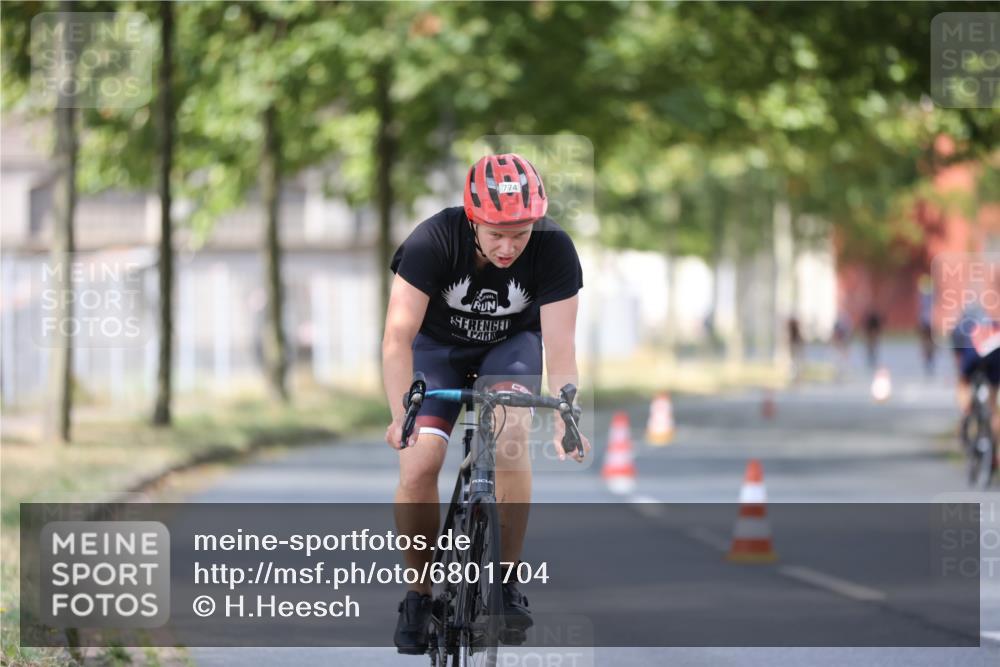 11.08.2024 - GEWOBA Citytriathlon Bremen H.Heesch http://msf.ph/oto/6801704 11.08.2024 12:02:12 Laufen  meine-sportfotos.de