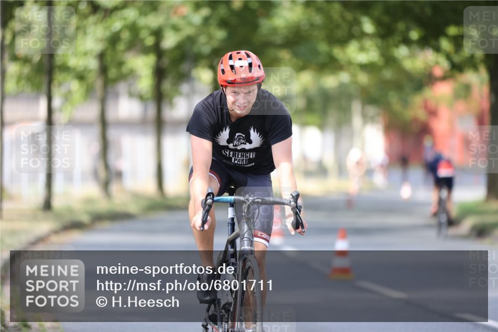 11.08.2024 - GEWOBA Citytriathlon Bremen H.Heesch http://msf.ph/oto/6801711 11.08.2024 12:02:13 Laufen  meine-sportfotos.de