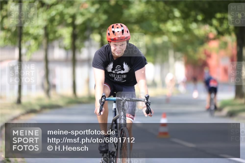 11.08.2024 - GEWOBA Citytriathlon Bremen H.Heesch http://msf.ph/oto/6801712 11.08.2024 12:02:13 Laufen  meine-sportfotos.de