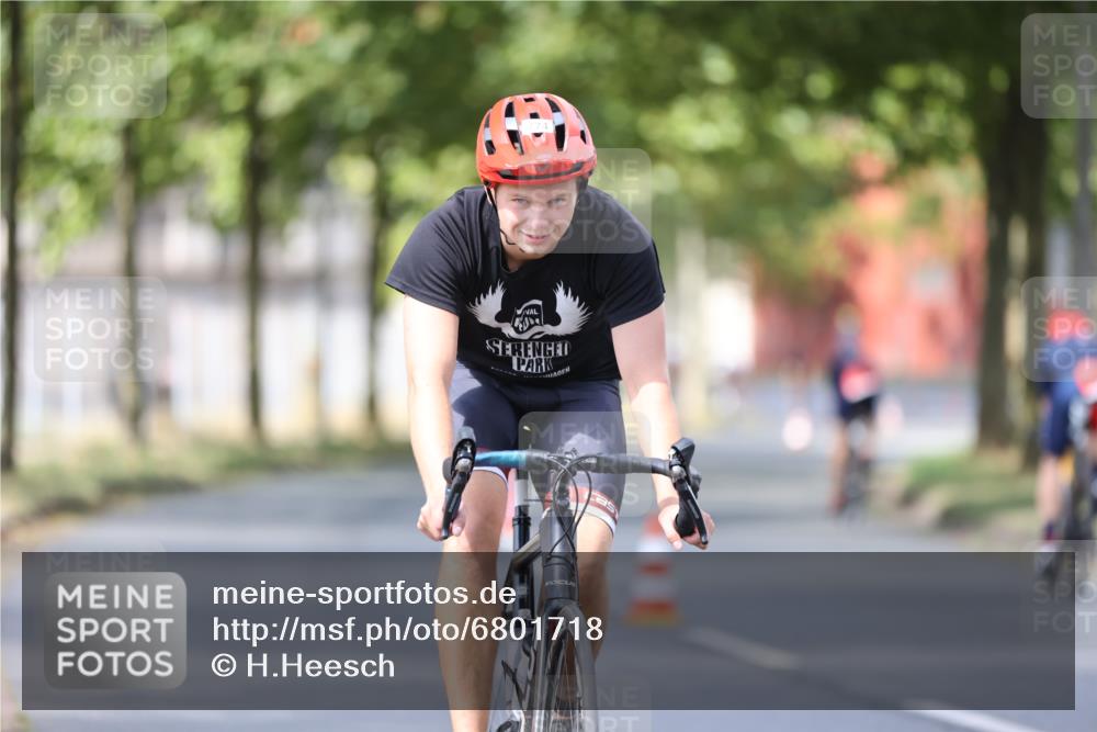 11.08.2024 - GEWOBA Citytriathlon Bremen H.Heesch http://msf.ph/oto/6801718 11.08.2024 12:02:13 Laufen  meine-sportfotos.de
