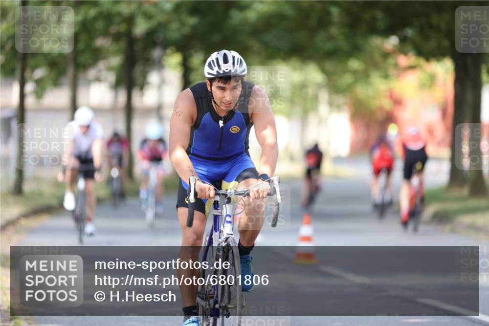 11.08.2024 - GEWOBA Citytriathlon Bremen H.Heesch http://msf.ph/oto/6801806 11.08.2024 12:02:33 Laufen  meine-sportfotos.de