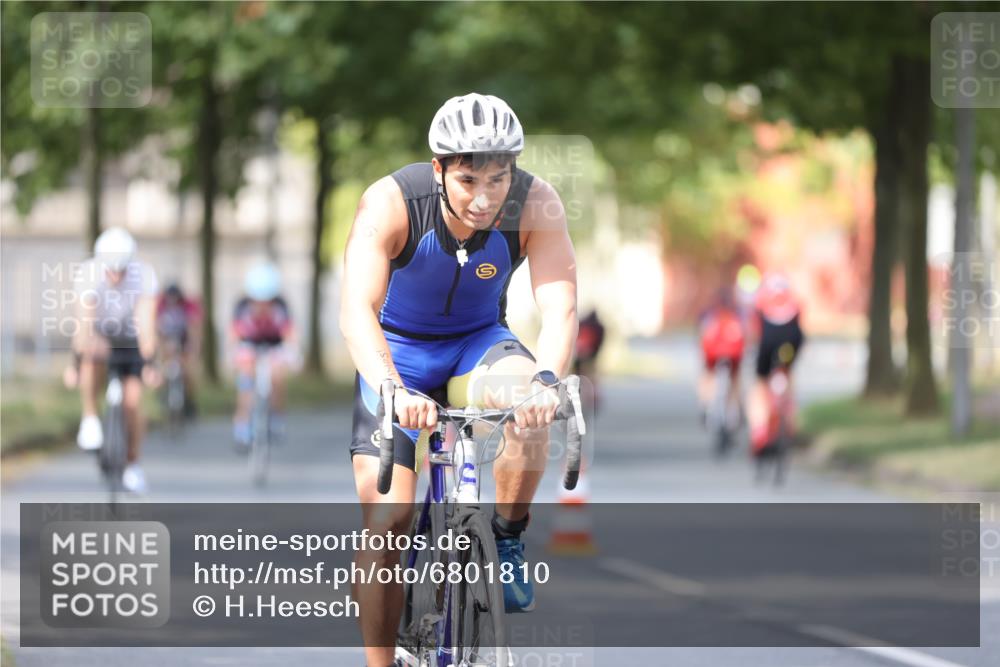 11.08.2024 - GEWOBA Citytriathlon Bremen H.Heesch http://msf.ph/oto/6801810 11.08.2024 12:02:33 Laufen  meine-sportfotos.de