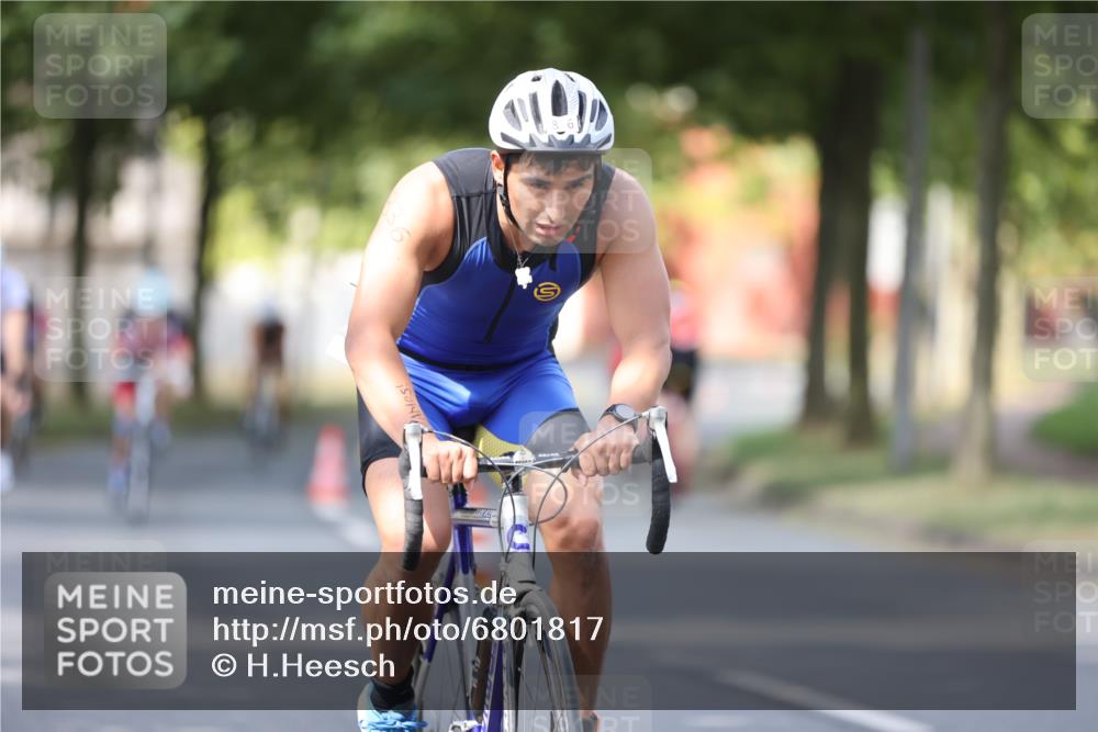 11.08.2024 - GEWOBA Citytriathlon Bremen H.Heesch http://msf.ph/oto/6801817 11.08.2024 12:02:33 Laufen  meine-sportfotos.de