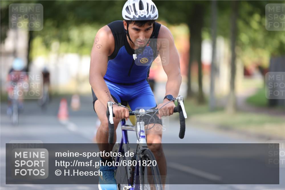 11.08.2024 - GEWOBA Citytriathlon Bremen H.Heesch http://msf.ph/oto/6801820 11.08.2024 12:02:33 Laufen  meine-sportfotos.de