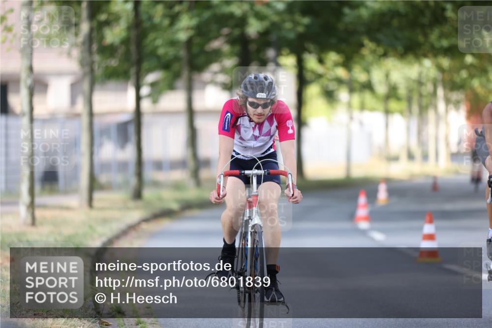 11.08.2024 - GEWOBA Citytriathlon Bremen H.Heesch http://msf.ph/oto/6801839 11.08.2024 12:02:37 Laufen  meine-sportfotos.de