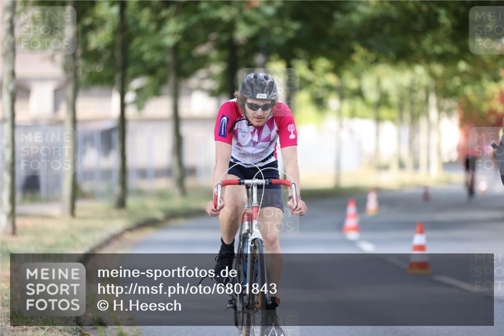 11.08.2024 - GEWOBA Citytriathlon Bremen H.Heesch http://msf.ph/oto/6801843 11.08.2024 12:02:37 Laufen  meine-sportfotos.de