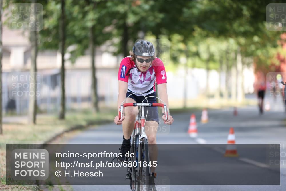 11.08.2024 - GEWOBA Citytriathlon Bremen H.Heesch http://msf.ph/oto/6801845 11.08.2024 12:02:37 Laufen  meine-sportfotos.de