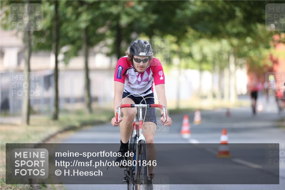 11.08.2024 - GEWOBA Citytriathlon Bremen H.Heesch http://msf.ph/oto/6801846 11.08.2024 12:02:37 Laufen  meine-sportfotos.de