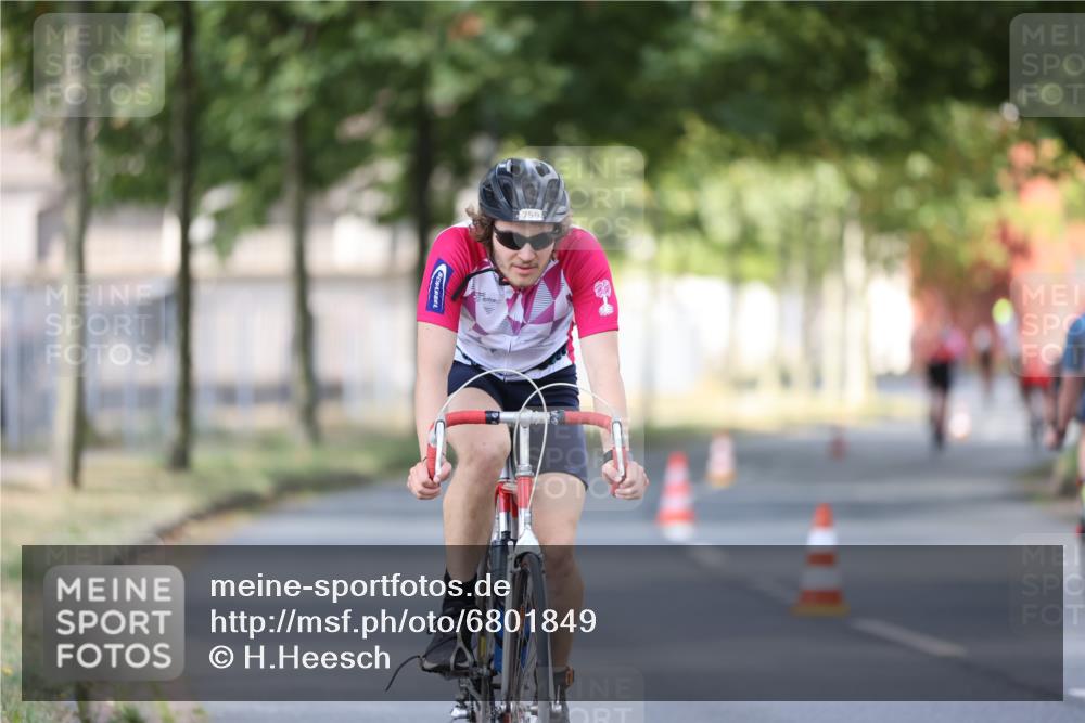 11.08.2024 - GEWOBA Citytriathlon Bremen H.Heesch http://msf.ph/oto/6801849 11.08.2024 12:02:37 Laufen  meine-sportfotos.de