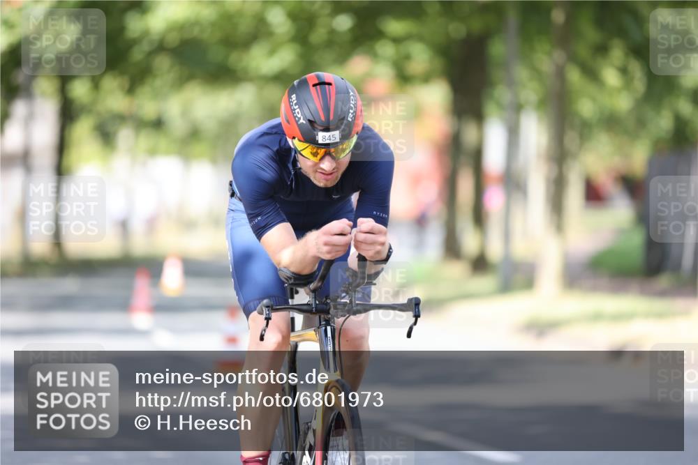 11.08.2024 - GEWOBA Citytriathlon Bremen H.Heesch http://msf.ph/oto/6801973 11.08.2024 12:02:59 Laufen  meine-sportfotos.de