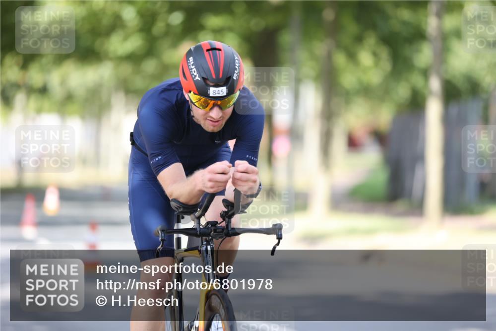 11.08.2024 - GEWOBA Citytriathlon Bremen H.Heesch http://msf.ph/oto/6801978 11.08.2024 12:02:59 Laufen  meine-sportfotos.de