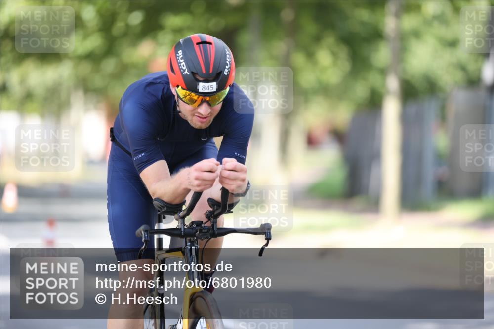 11.08.2024 - GEWOBA Citytriathlon Bremen H.Heesch http://msf.ph/oto/6801980 11.08.2024 12:03:00 Laufen  meine-sportfotos.de