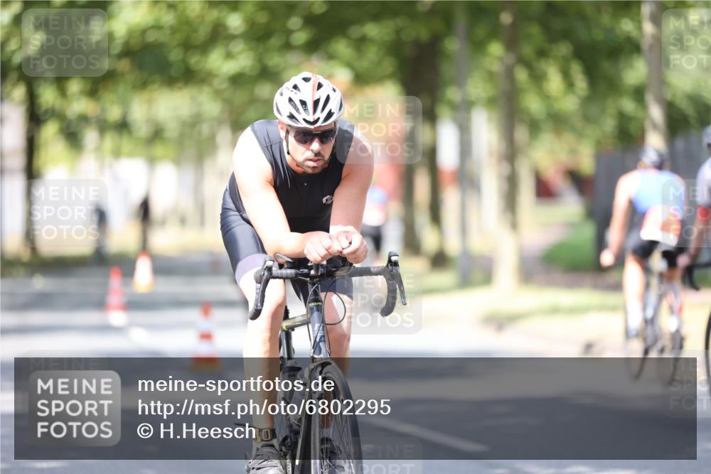11.08.2024 - GEWOBA Citytriathlon Bremen H.Heesch http://msf.ph/oto/6802295 11.08.2024 12:03:33 Laufen  meine-sportfotos.de