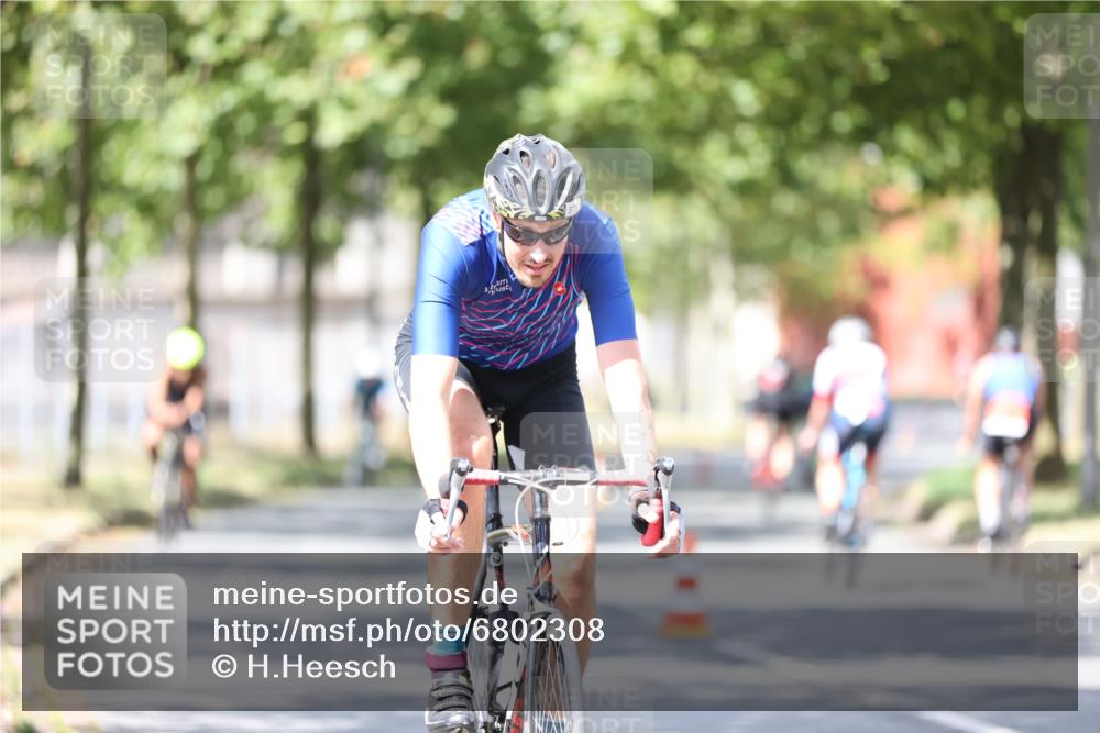 11.08.2024 - GEWOBA Citytriathlon Bremen H.Heesch http://msf.ph/oto/6802308 11.08.2024 12:03:35 Laufen  meine-sportfotos.de