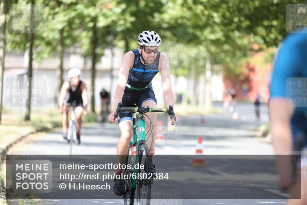 11.08.2024 - GEWOBA Citytriathlon Bremen H.Heesch http://msf.ph/oto/6802384 11.08.2024 12:03:41 Laufen  meine-sportfotos.de