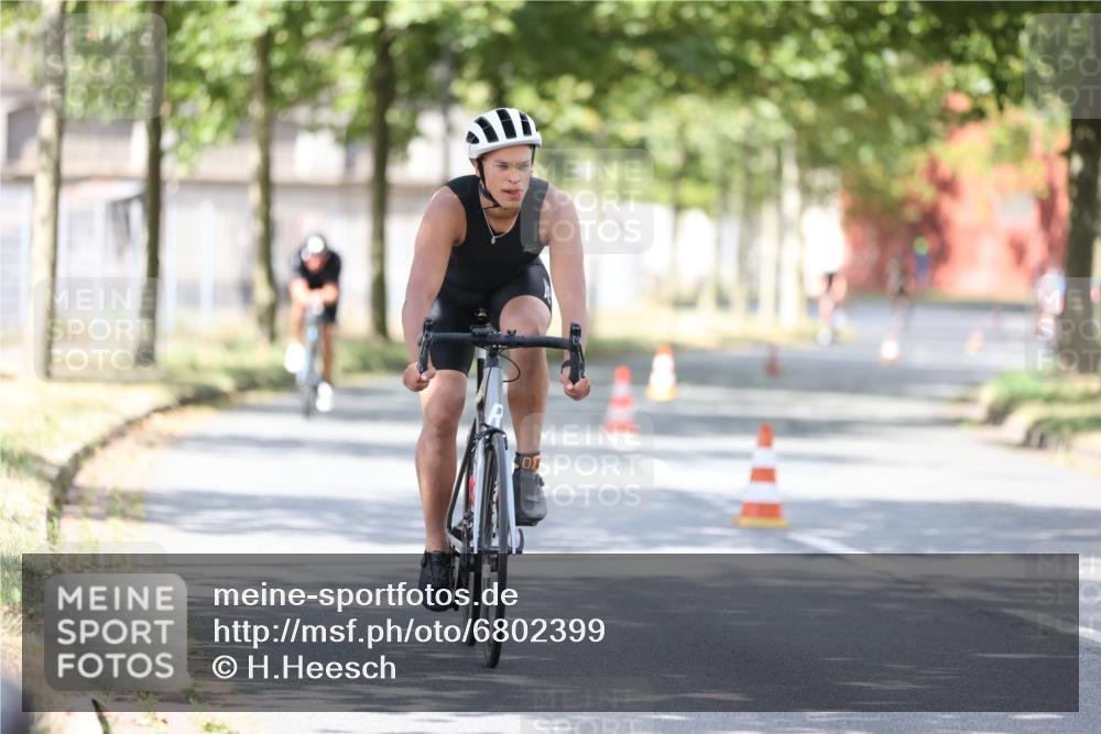 11.08.2024 - GEWOBA Citytriathlon Bremen H.Heesch http://msf.ph/oto/6802399 11.08.2024 12:03:42 Laufen  meine-sportfotos.de