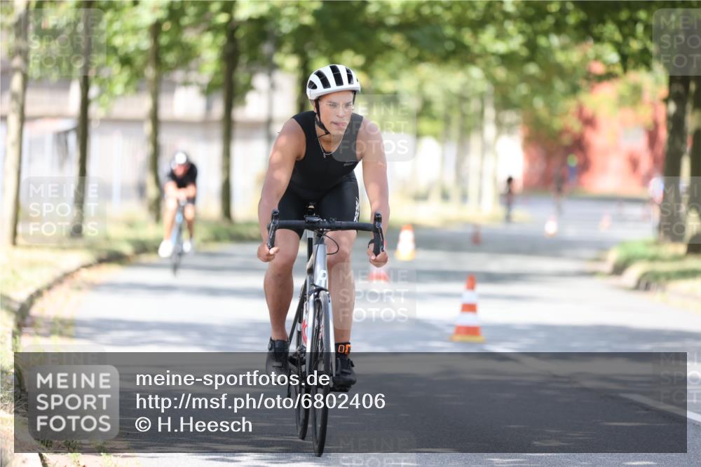 11.08.2024 - GEWOBA Citytriathlon Bremen H.Heesch http://msf.ph/oto/6802406 11.08.2024 12:03:43 Laufen  meine-sportfotos.de
