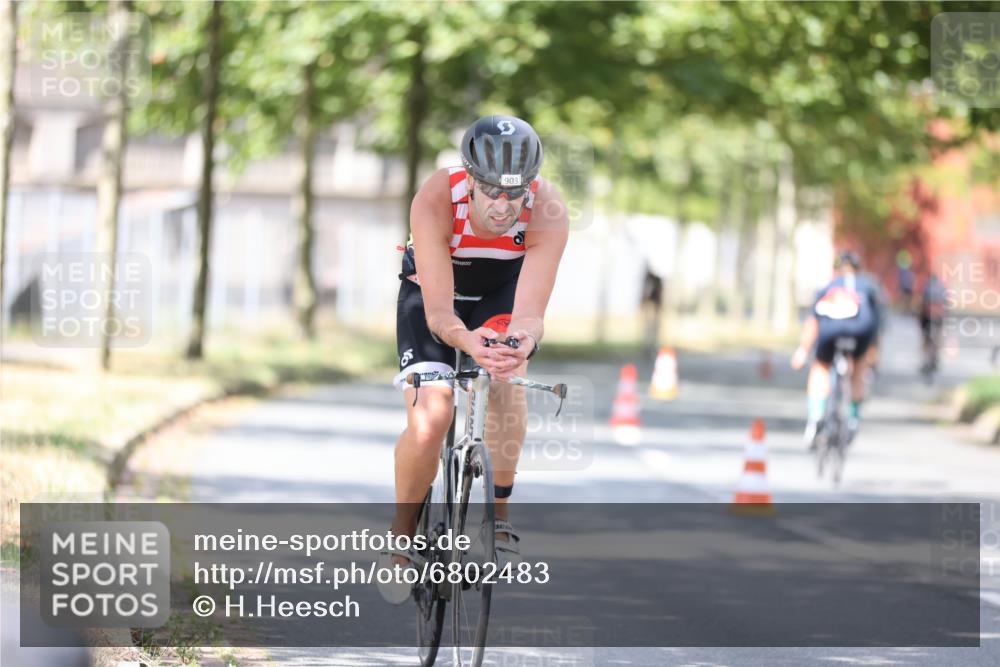 11.08.2024 - GEWOBA Citytriathlon Bremen H.Heesch http://msf.ph/oto/6802483 11.08.2024 12:03:48 Laufen  meine-sportfotos.de