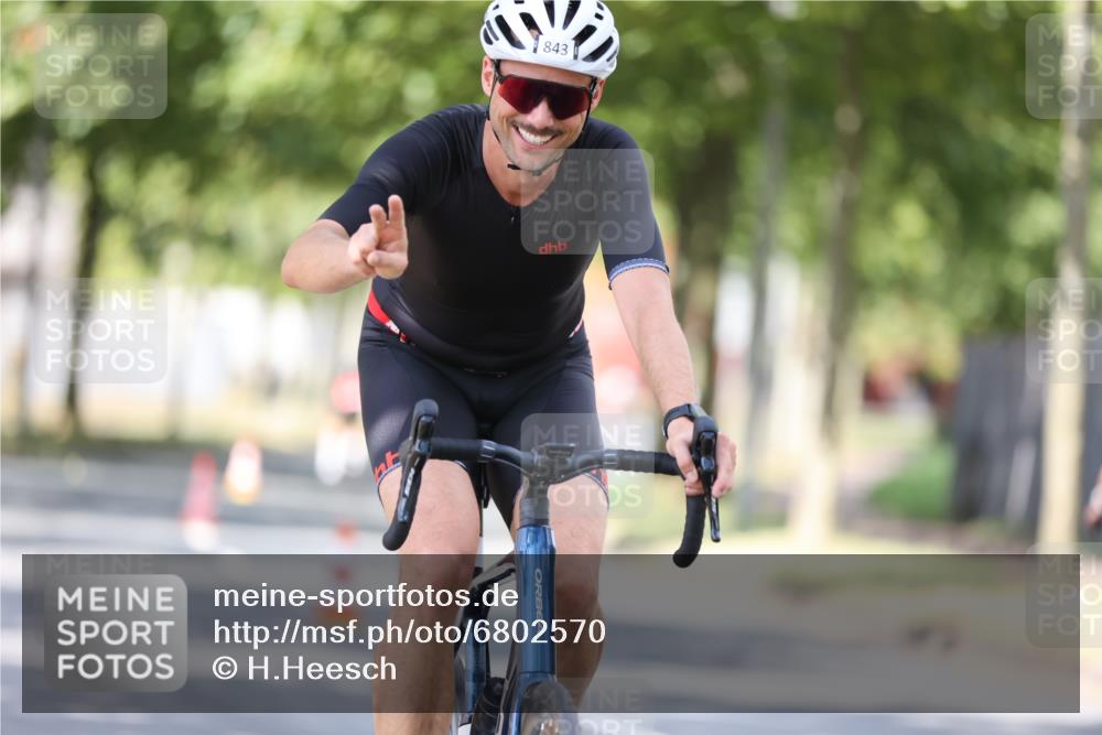 11.08.2024 - GEWOBA Citytriathlon Bremen H.Heesch http://msf.ph/oto/6802570 11.08.2024 12:03:53 Laufen  meine-sportfotos.de