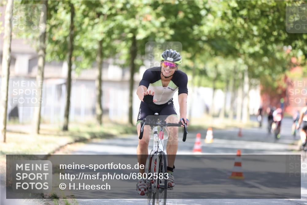 11.08.2024 - GEWOBA Citytriathlon Bremen H.Heesch http://msf.ph/oto/6802583 11.08.2024 12:03:55 Laufen  meine-sportfotos.de